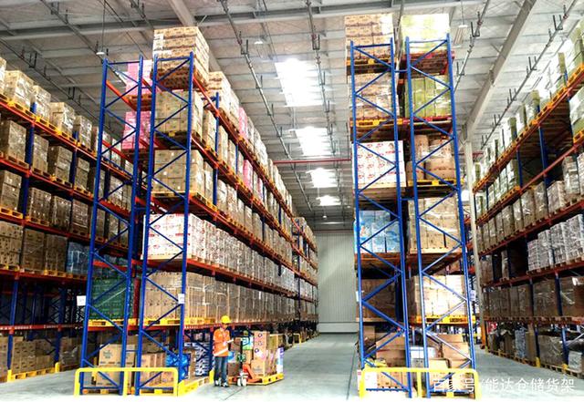 商超配送中心常用倉庫貨架與倉儲設備解析